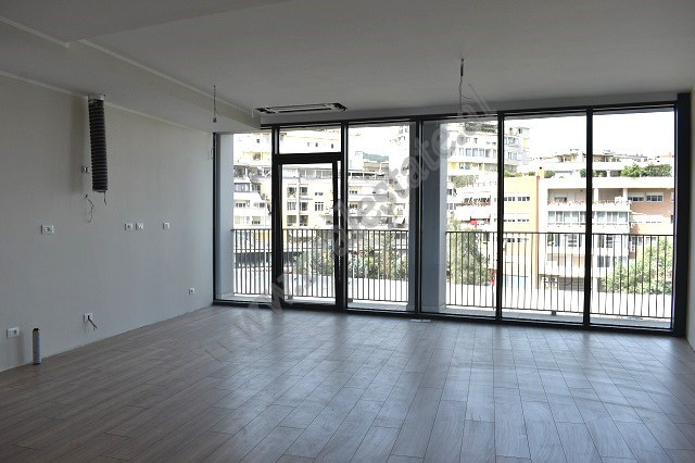 Ambient zyre me qira prane Liqenit Artificial ne Tirane